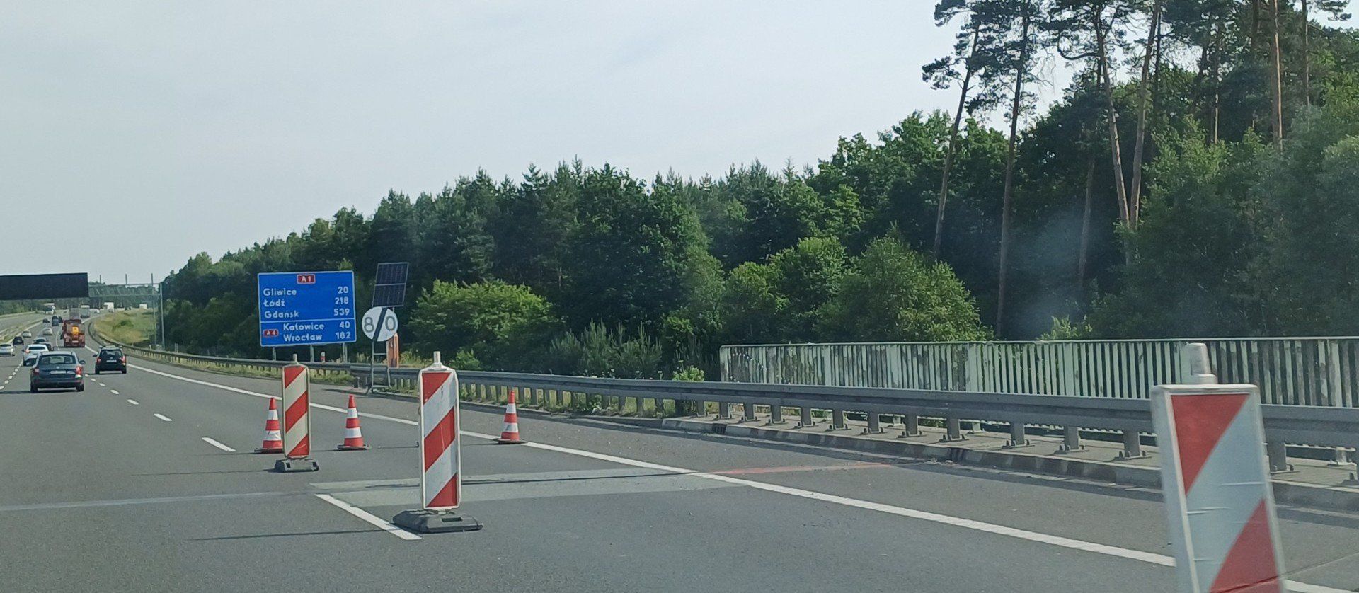 Na autostradzie A1 tuż za węzłem Żory wyłączony z ruchu jest fragment prawego pasa jezdni