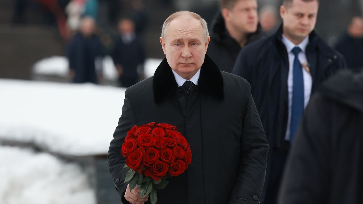 Russian President Vladimir Putin attends a flower-laying ceremony at the Motherland monument at Piskarevskoye Memorial Cemetery in St. Petersburg, Russia, 27 January 2024, marking the 80th anniversary of the liberation of Leningrad (Soviet-era name of St. Petersburg) from Nazi blockade in the WWII. Up to 700,000 civilians are believed to have died from hunger, frost, shelling and air bombardment during the siege that lasted some 900 days. EPA/VYACHESLAV PROKOFYEV / SPUTNIK / KREMLIN POOL MANDATORY CREDIT Dostawca: PAP/EPA.