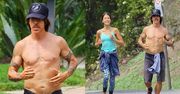 52-letni wokalista Red Hot Chili Peppers BIEGA BEZ KOSZULKI (ZDJĘCIA)
