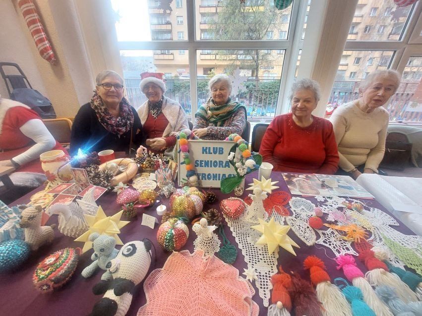 Swoje stoisko podczas Jarmarku Bożonarodzenioweg miał między innymi Klub Seniora z Ustronia.