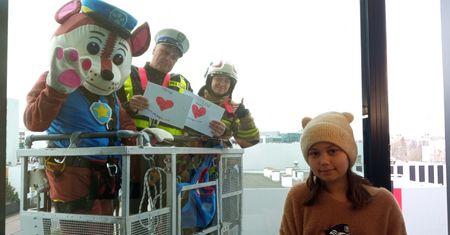 Paczka niespodzianka trafiła do 10-letniej Lenki - córki dzielnicowego z Płocka, która dzielnie walczy z chorobą