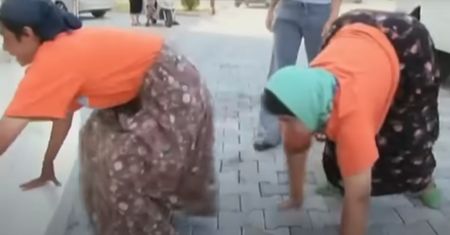 Rodzina z Turcji chodzi na czworaka. Nauka bezradna. "Człowiek powrócił do zachowań zwierzęcych"