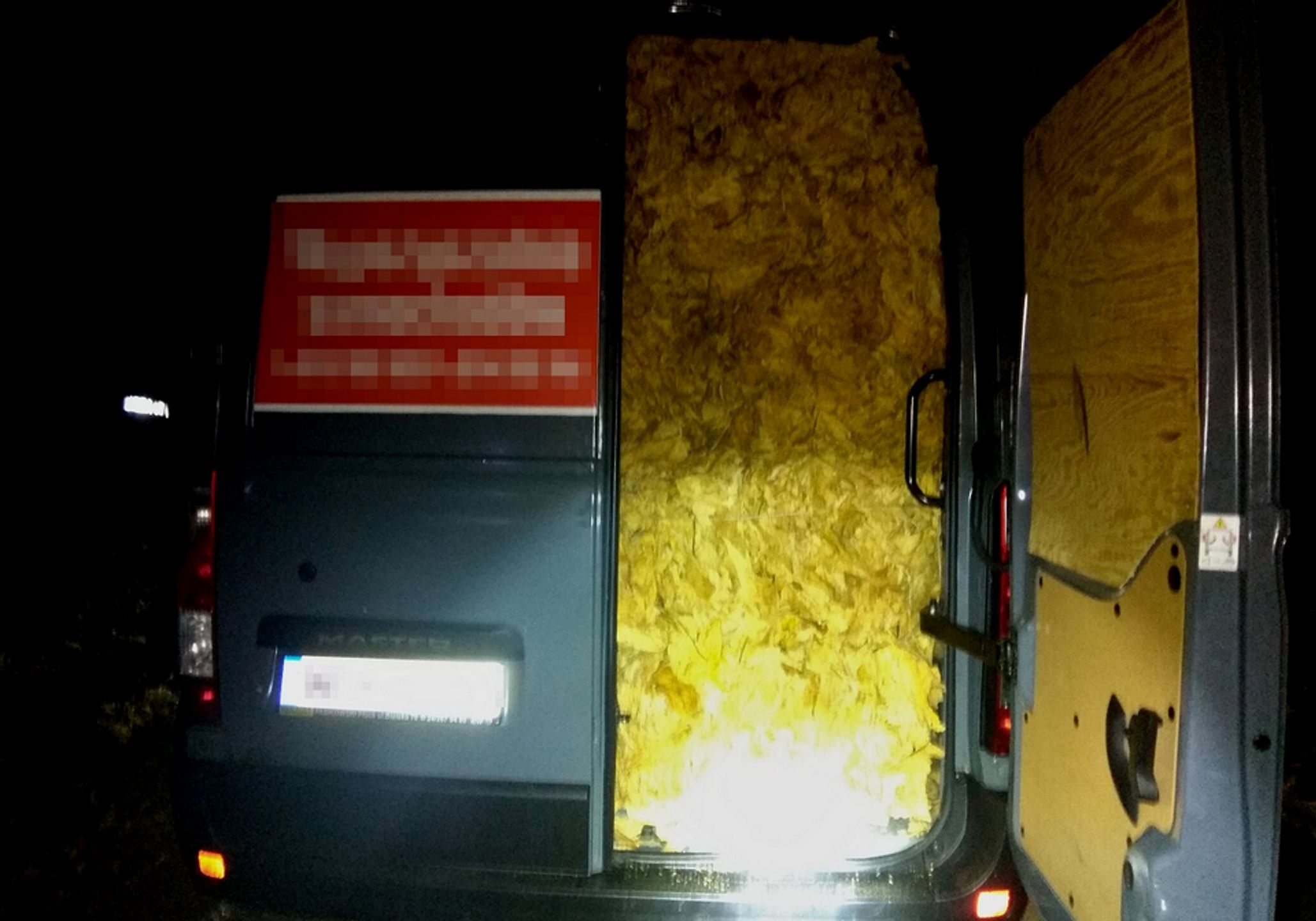 Funkcjonariusze lubelskiej Służby Celno-Skarbowej oraz Straży Granicznej zabezpieczyli ponad 14 ton suszu tytoniowego. 