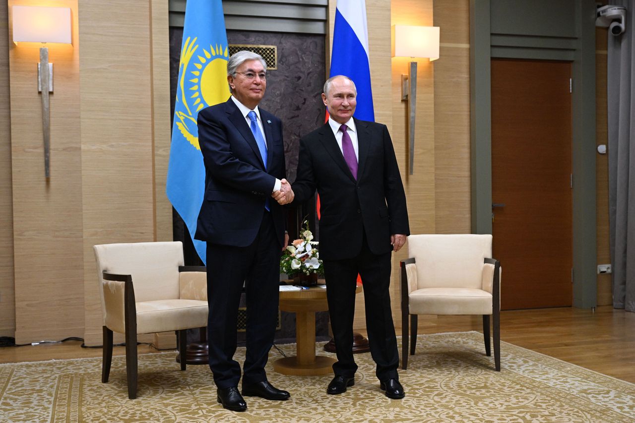 War in Ukraine and sanctions. The picture shows Vladimir Putin and the President of Kazakhstan, Kasym-Jomart Tokayev.