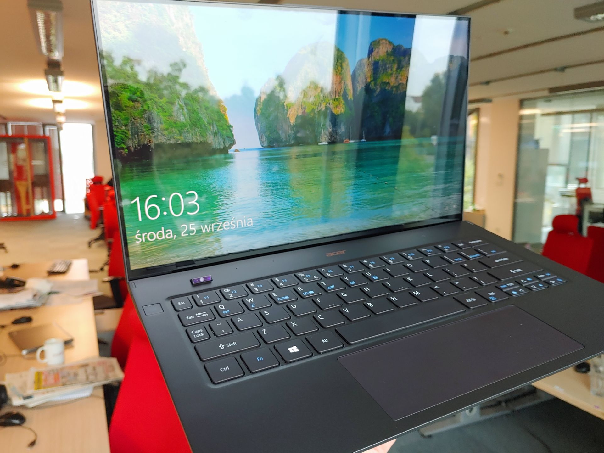 Acer Swift 7. Cienki i drogi. Milimetr tego laptopa kosztuje 760 zł 4