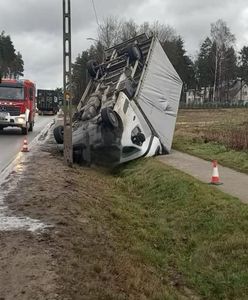 Dramatyczne skutki wichury. Podmuch wiatru przewrócił ciężarówkę