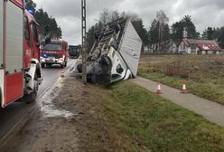 Dramatyczne skutki wichury. Podmuch wiatru przewrócił ciężarówkę