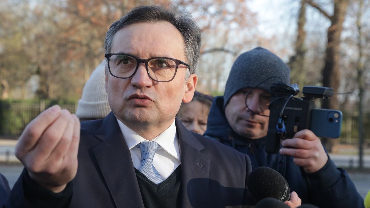 Warszawa, 02.12.2024. Były minister sprawiedliwości Zbigniew Ziobro podczas konferencji prasowej przed siedzibą Kancelarii Prezesa Rady Ministrów w Warszawie, 2 bm. (mr) PAP/Tomasz Gzell