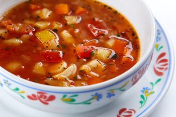 Ta zupa wiejska rozgrzewa lepiej niż piec. W dodatku jest pyszna i syci na długo