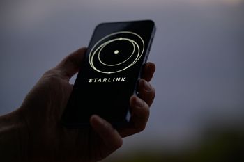 Media: Podpalenie stacji Starlink na Mazowszu. ABW wkracza do akcji