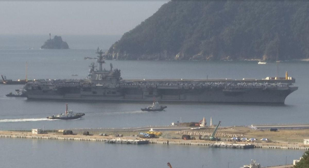 Na fotografii amerykański lotniskowiec USS Ronald Regan u wybrzeży Korei Południowej. Zdjęcie poglądowe
