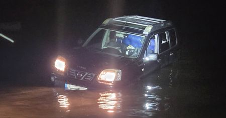 Kobieta z dzieckiem wjechała do zalewu. Interweniowały służby
