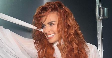 Skradła show na scenie? Wskoczyła w sukienkę z siateczki
