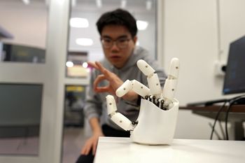 Robot naśladuje ludzką dłoń. Amerykanie stworzyli futurystyczną opaskę