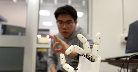 Robot naśladuje ludzką dłoń. Amerykanie stworzyli futurystyczną opaskę