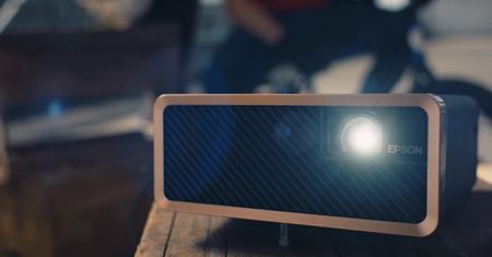 Mały, przenośny i jasny - laserowy projektor Epson EF-100 do domu
