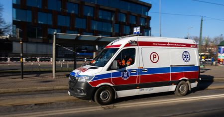 Karetka zderzyła się z osobówką. Dwie osoby w szpitalu
