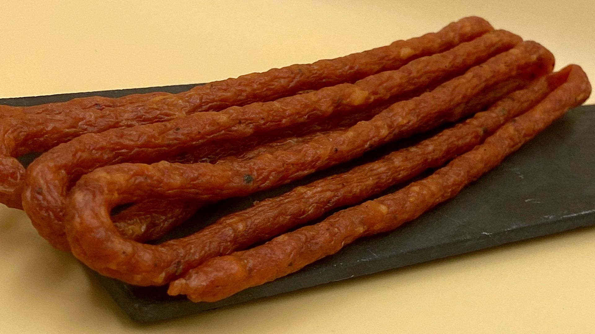 Kabanosy są  wartościowym źródłem białka, ale tylko, gdy sięgamy po nie z umiarem i wybieramy produkty z prostym składem.