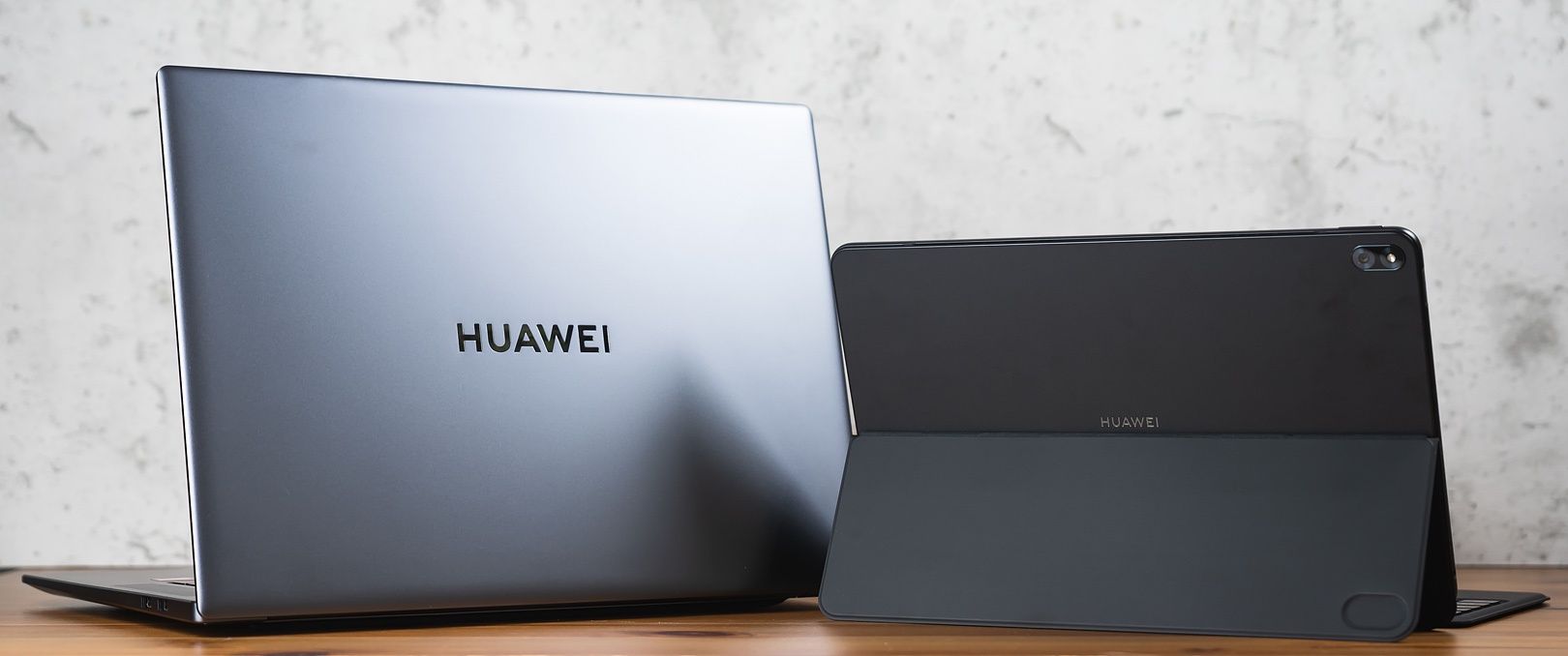 Huawei Matebook 16 i Matebook E z tyłu