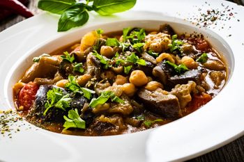 Włoski gulasz podaję z mięciutkim pieczywem. Do gara dorzucam jedno warzywo i od razu jest smaczniejszy