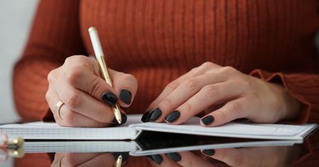 Czarne paznokcie - inspiracje, klasyczny manicure, manicure hybrydowy