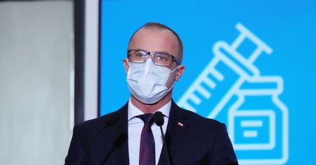 Grzegorz Cessak o trzeciej dawce szczepionki przeciw COVID-19. "Nie ma wysokiego alertu"