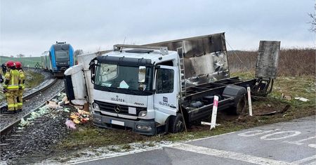 Koszmar na przejeździe kolejowym. Pociąg wjechał w ciężarówkę