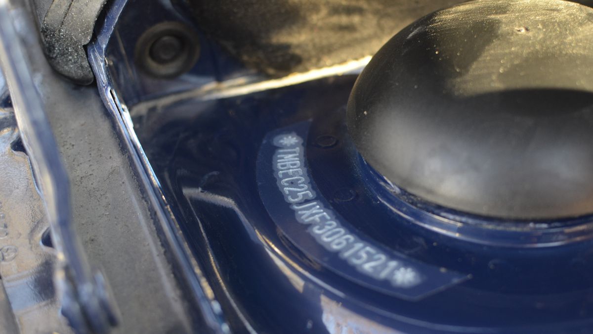 Numer VIN umieszczony na kielichu kolumny zawieszenia.