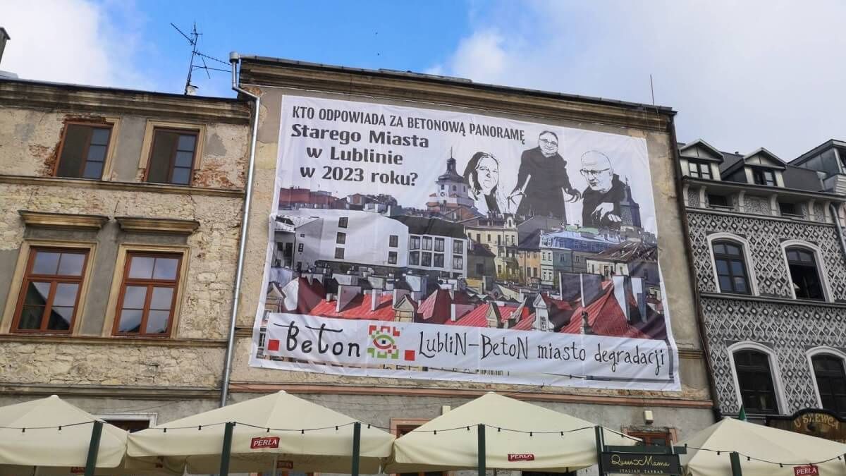 Baner na kamienicy przy ul. Grodzkiej 16 na Starym Mieście