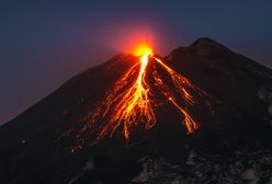 Etna znów aktywna. Fontanna lawy i kłęby dymu nad wyspą