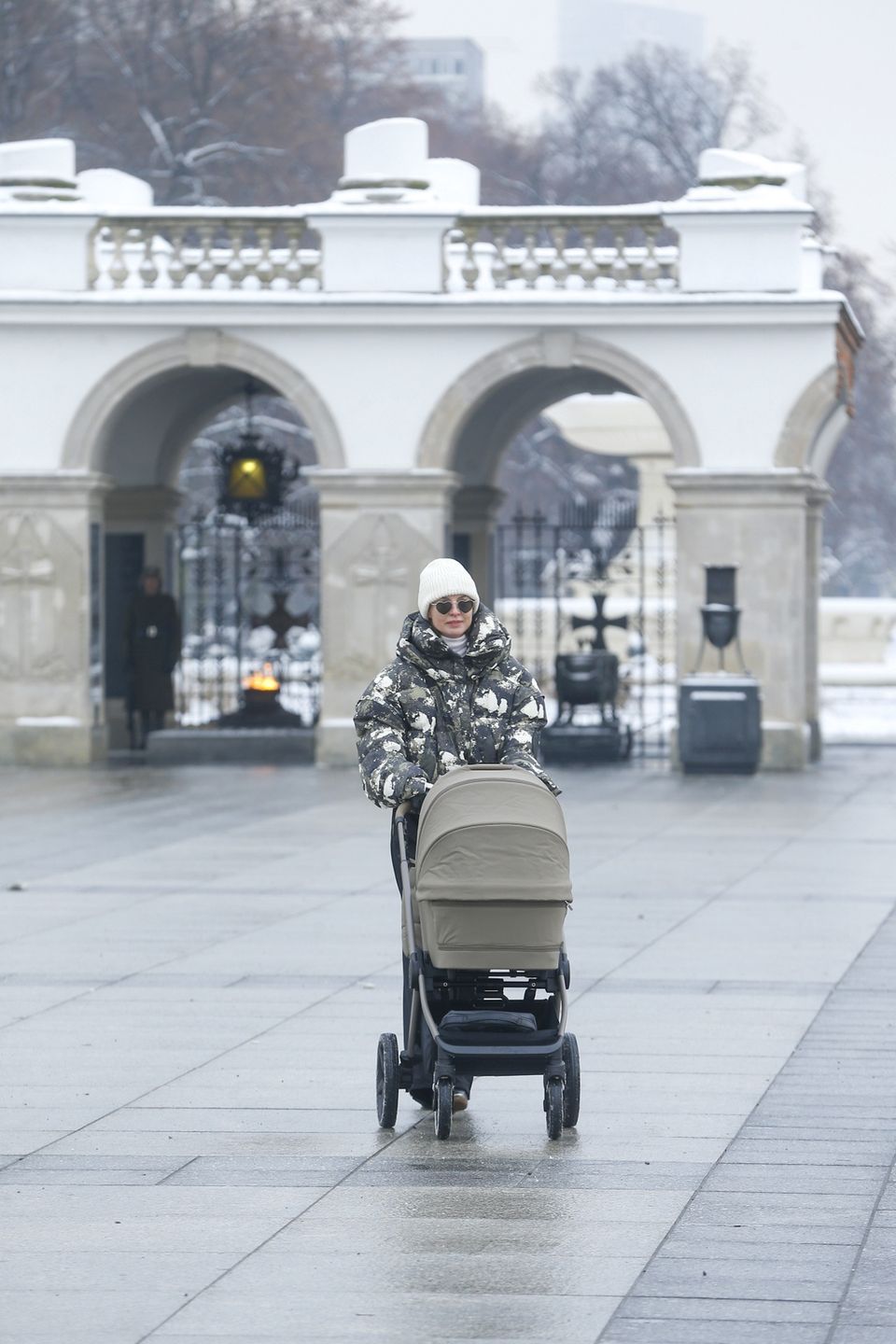 Radosna Katarzyna Sokołowska na zimowym spacerze z synkiem
