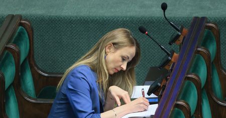 Są podwyżki, ale i ogromne kontrowersje. Minister pracy podpadła lokalnym włodarzom