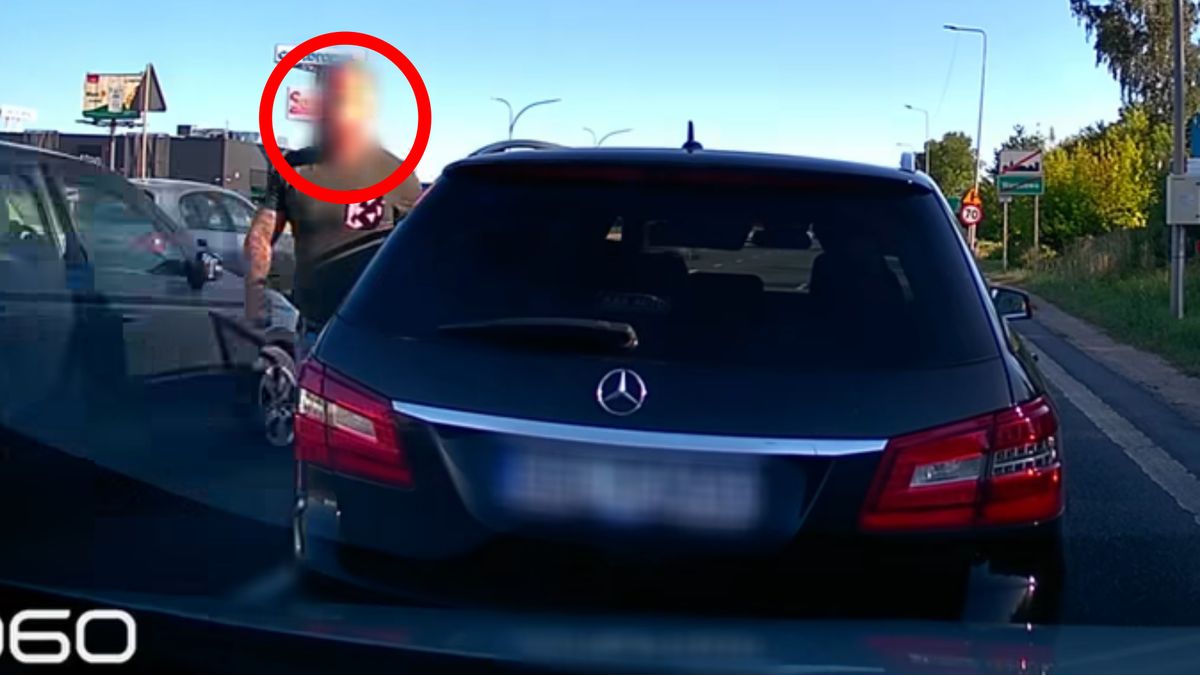 Wysiadł z auta do kierowcy taksówki.