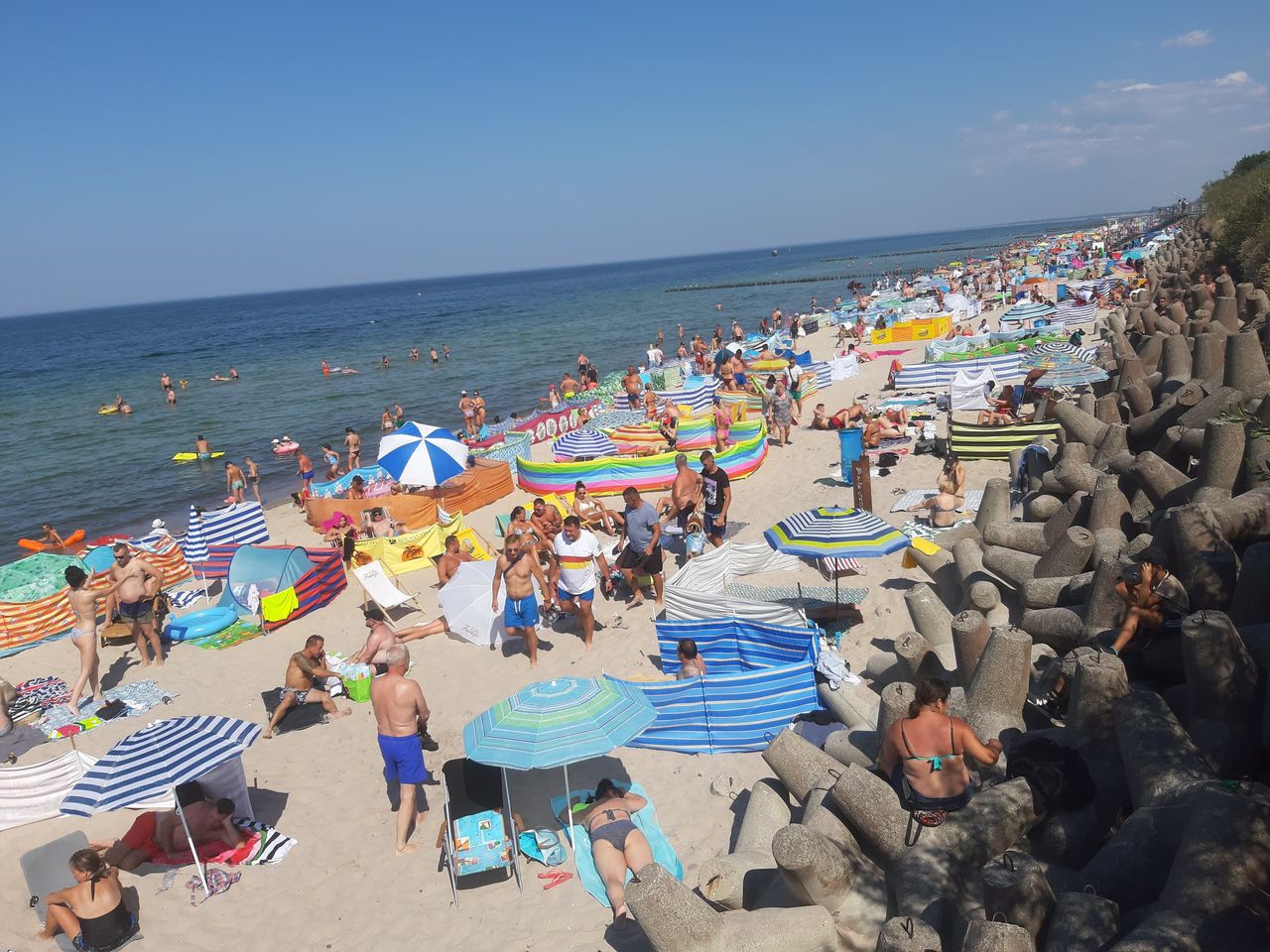 "Ona by tak chciała…”. Na plaży w Mielnie Ślązacy imprezowali, aż przyjechała policja