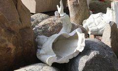 Chrząstawa Wielka. Zniszczono figury przy kościele. "Atak szatana"