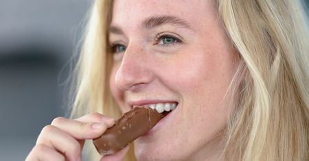 Plastik w batonach popularnego producenta. GIS ostrzega klientów. „Nie należy spożywać”