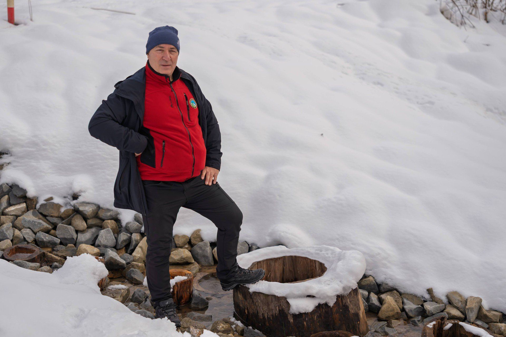 Janusz Kieblesz z Odkryj Tylicz przy mofecie w Tyliczu. To inicjatywa stowarzyszenia