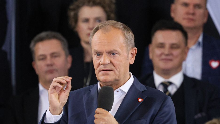 Warszawa, 12.10.2024. Premier Donald Tusk (C) przemawia podczas konwencji Koalicji Obywatelskiej w Hali Sportowej OSIR w Warszawie, 12 bm. Podczas połączonego z Radą Krajową PO wydarzenia premier Donald Tusk ma ogłosić wieloletnią strategię migracyjną Polski. (jm) PAP/Paweł Supernak