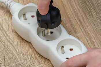 Nigdy nie podłączaj do listwy. Ostrzeżenie elektryka