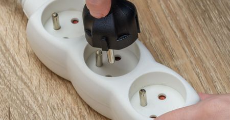 Nigdy nie podłączaj do listwy. Ostrzeżenie elektryka