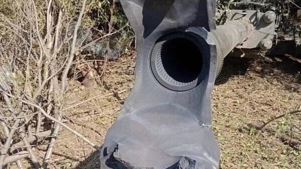 Rozerwany hamulec wylotowy haubicy M777.