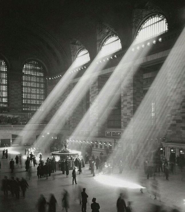 Dworzec główny w Nowym Jorku. Obecnie światło nie pada przez okna ze względu na wysokie budynki dookoła. USA, 1929.