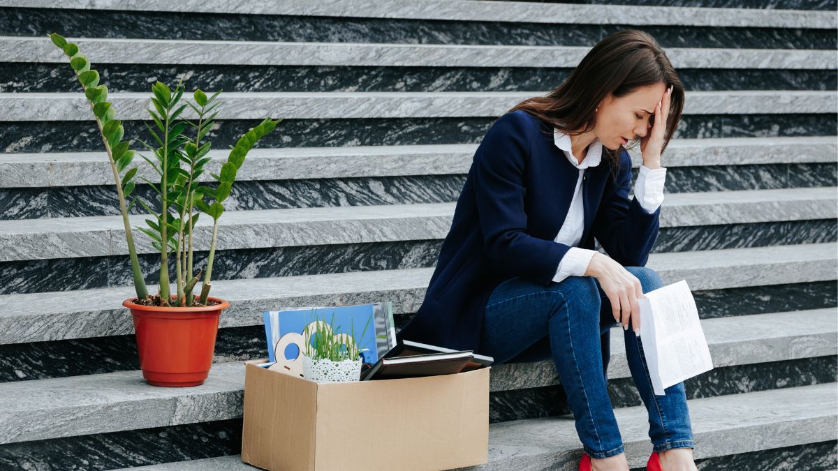Załamana kobieta po odejściu z pracy.