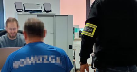 Zniszczył drzwi do bloku w Gozdowie. 35-latek zatrzymany przez policję!