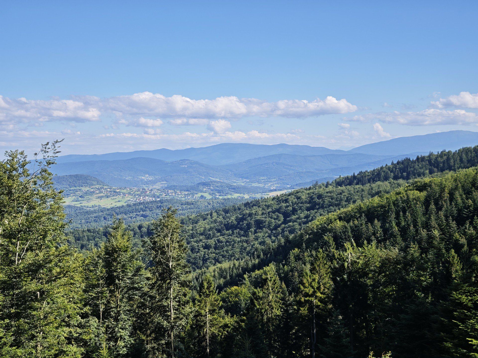 Widok na góry spod schroniska PTTK