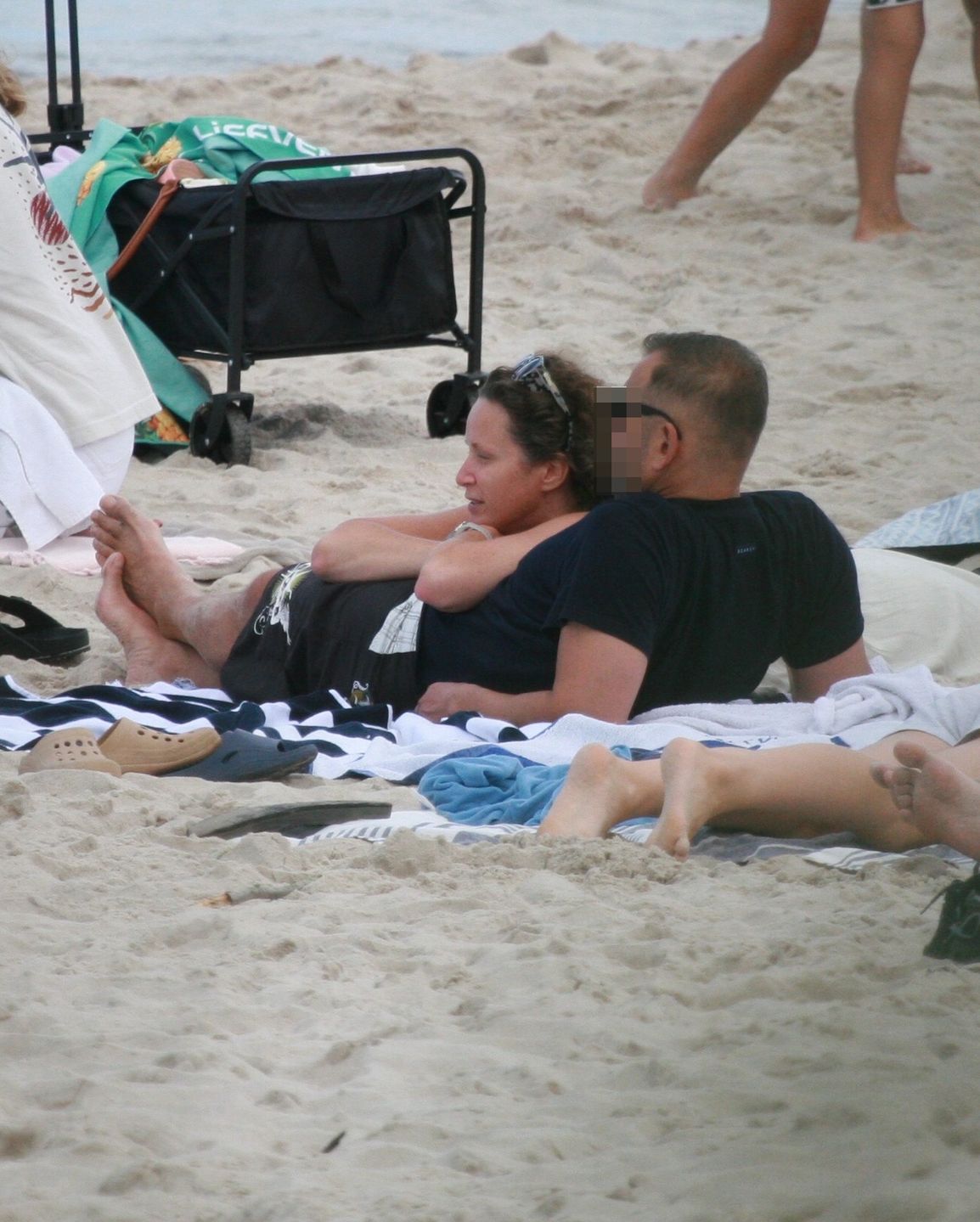 Monika Mrozowska dokazuje na plaży z nowym partnerem 