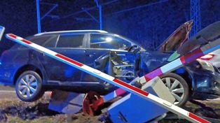 Nowy Żylin: Kierowca toyoty roztrzaskał wóz o rogatki przez przejazdem. 51-latek miał dwa promile we krwi