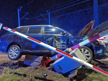 Nowy Żylin: Kierowca toyoty roztrzaskał wóz o rogatki przez przejazdem. 51-latek miał dwa promile we krwi