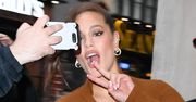 Ciężarna Ashley Graham pozuje NAGO, oswajając fanów z ROZSTĘPAMI na brzuchu! (FOTO)