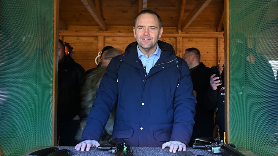 Lublewo Gdańskie, 10.02.2025. Wybory Prezydenta RP 2025 - kampania. Kandydat Komitetu Obywatelskiego w wyborach na prezydenta RP popierany przez Prawo i Sprawiedliwość, prezes Instytutu Pamięci Narodowej Karol Nawrocki (C) podczas spotkania ze strzelcami i Bractwem Kurkowym na strzelnicy Czapla w Lublewie Gdańskim, 10 bm. (jm) PAP/Adam Warżawa